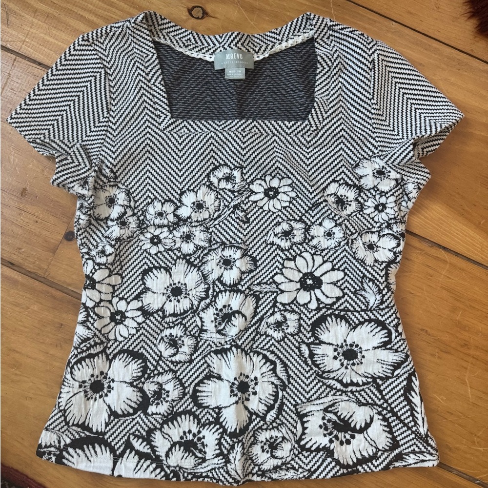 Maeve by Anthropologie
Lightly worn top in excellent condition